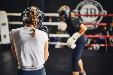 Boxeo después de los 50: el deporte que quema calorías, reduce el estrés y eleva la autoestima