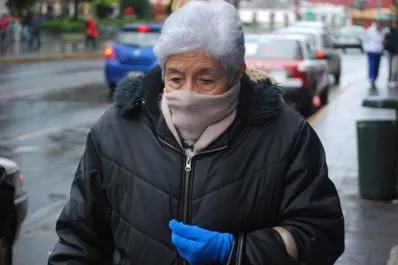 Cómo cuidar a los adultos mayores en invierno, según los especialistas