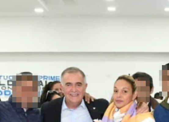 Un fotógrafo captó el momento en el que la acusada habría hurtado el celular.