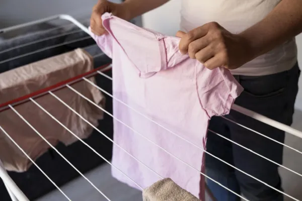 15 trucos para secar la ropa en invierno sin olor a humedad (y sin volverte loco)