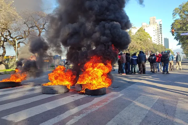 Con quema de neumáticos, trabajadores de Obras Viales de la Capital protestaron por sueldos bajos y destrato