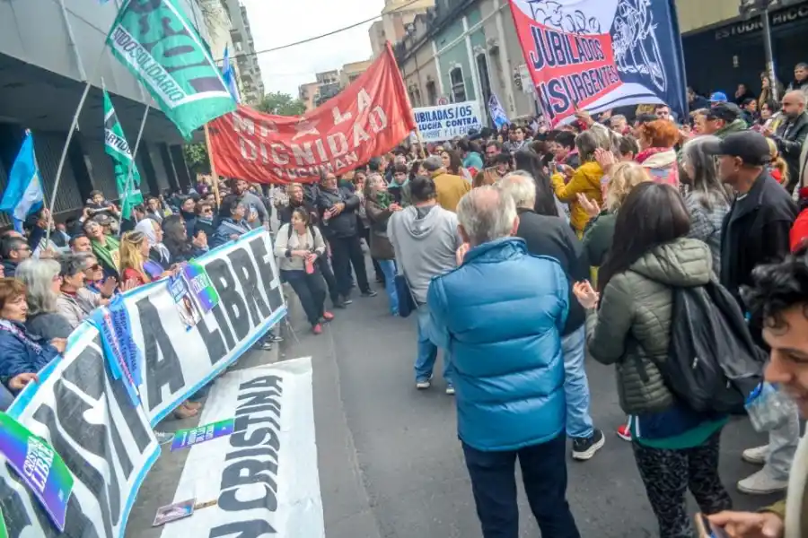 APOYO. Militantes y seguidores tucumanos se hicieron sentir en las calles.