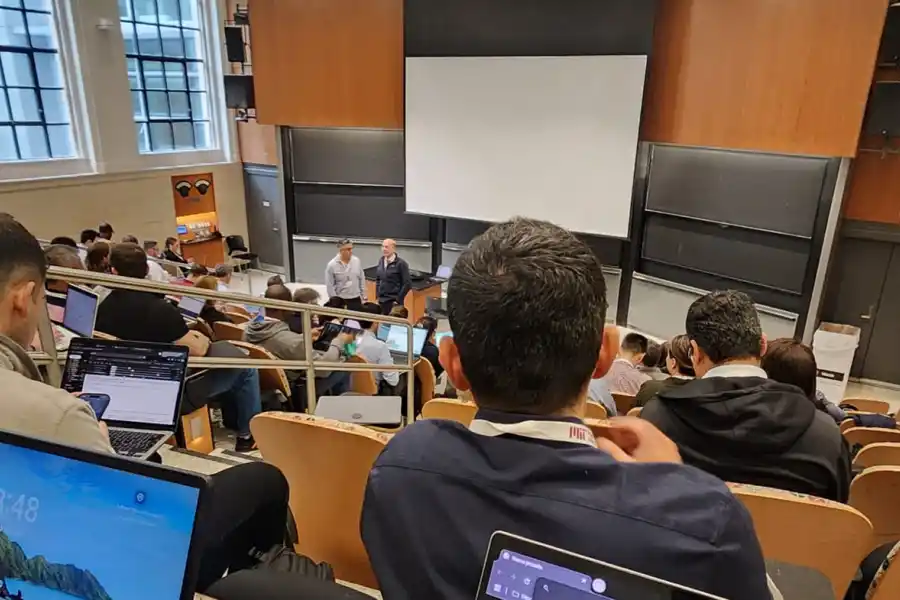 IA PARA EL FUTURO. Julián estudia en una de las universidades más prestigiosas del mundo y ya piensa cómo llevar sus aprendizajes a Tucumán. / CORTESÍA JULIÁN LUNA PASTORE