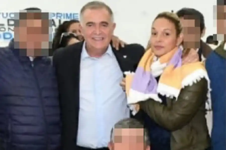 ROBO A JALDO. Un fotógrafo captó el momento en el que la acusada habría hurtado el celular.