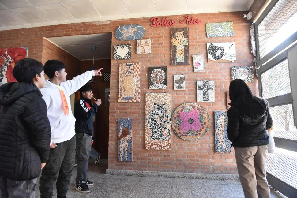 ORGULLOSOS. Los alumnos muestran algunos de sus trabajos, colgados en la pared. la gaceta / fotos de osvaldo ripoll
