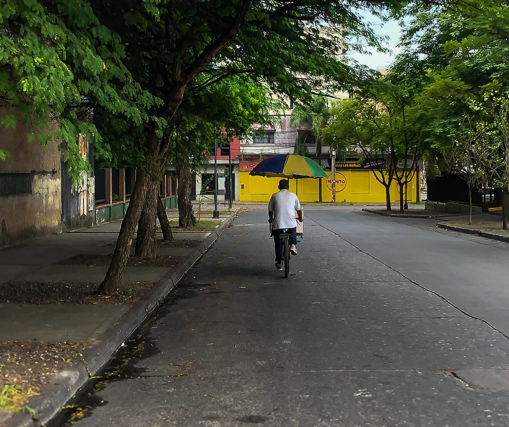 PREMIADA. “Sigue pasando el achilatero” es una foto “simple y profundamente humana” de Carlos Bazán. FOTO CARLOS BAZÁN