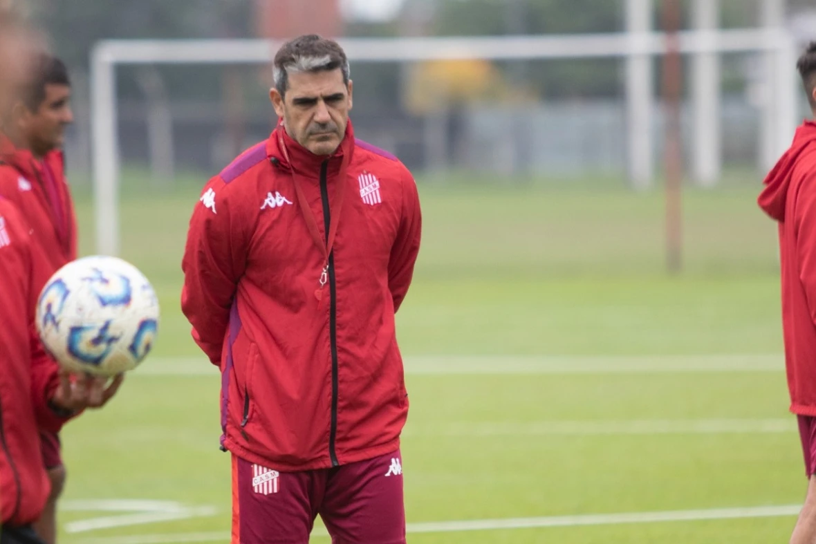 ENFOCADO EN LO QUE VIENE. Ariel Martos todavía no definió el “11” titular, que podría contar con el retorno de Franco García en el tridente de ataque.