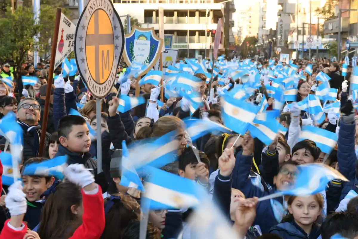Más de 3.000 estudiantes tucumanos prometieron lealtad a la Bandera en la plaza Independencia