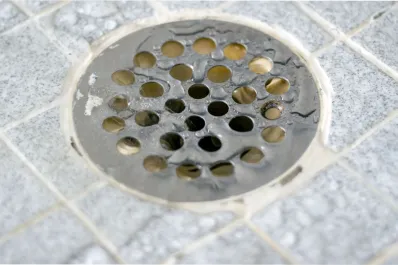 Cómo evitar que el desagüe se tape con pelos: el método infalible para una solución definitiva