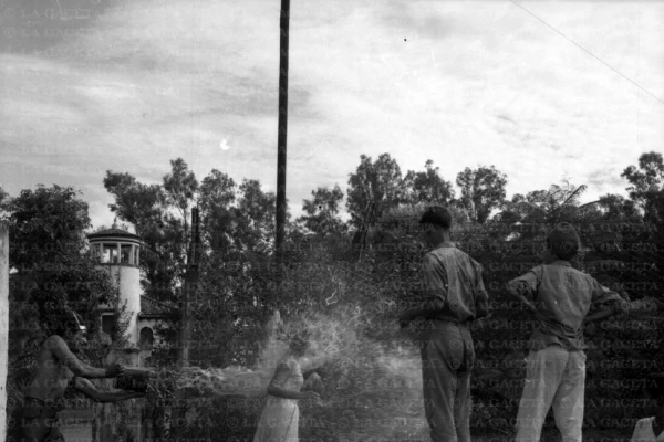Recuerdos fotográficos: agua y harina: carnaval en los 60
