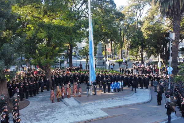 Día de la Bandera: así fue el emotivo izamiento en una plaza Independencia colmada de celeste y blanco