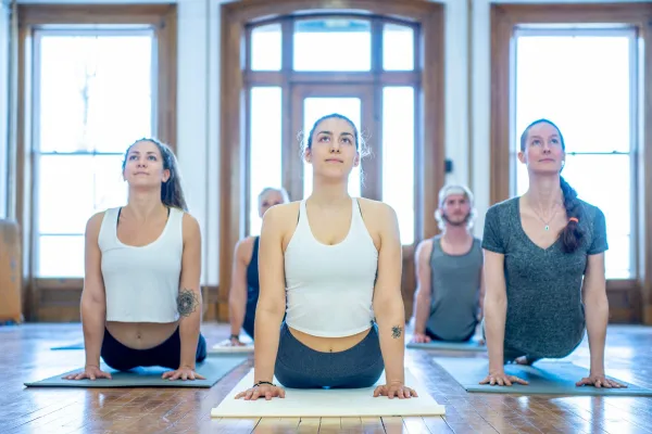 Día del Yoga: claves para recuperarte y completar los 108 saludos al sol