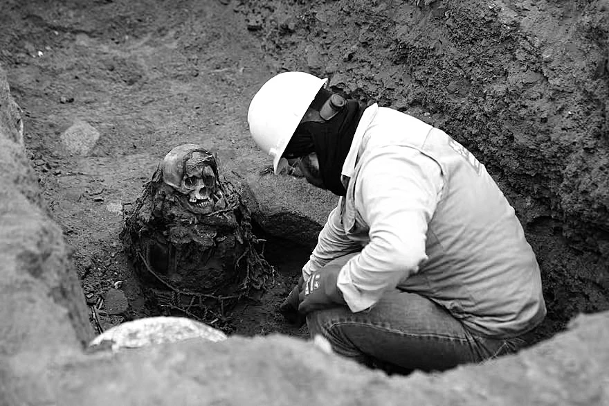 METICULOSO. Un arqueólogo trabaja donde estaba el fardo funerario.