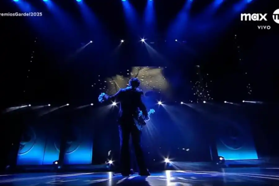 DE ESPALDAS. Durante la gala, Dillom interpretó en vivo “Cirugía”.