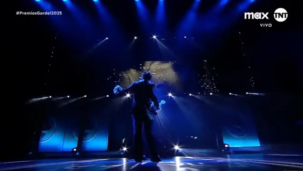 DE ESPALDAS. Durante la gala, Dillom interpretó en vivo “Cirugía”.