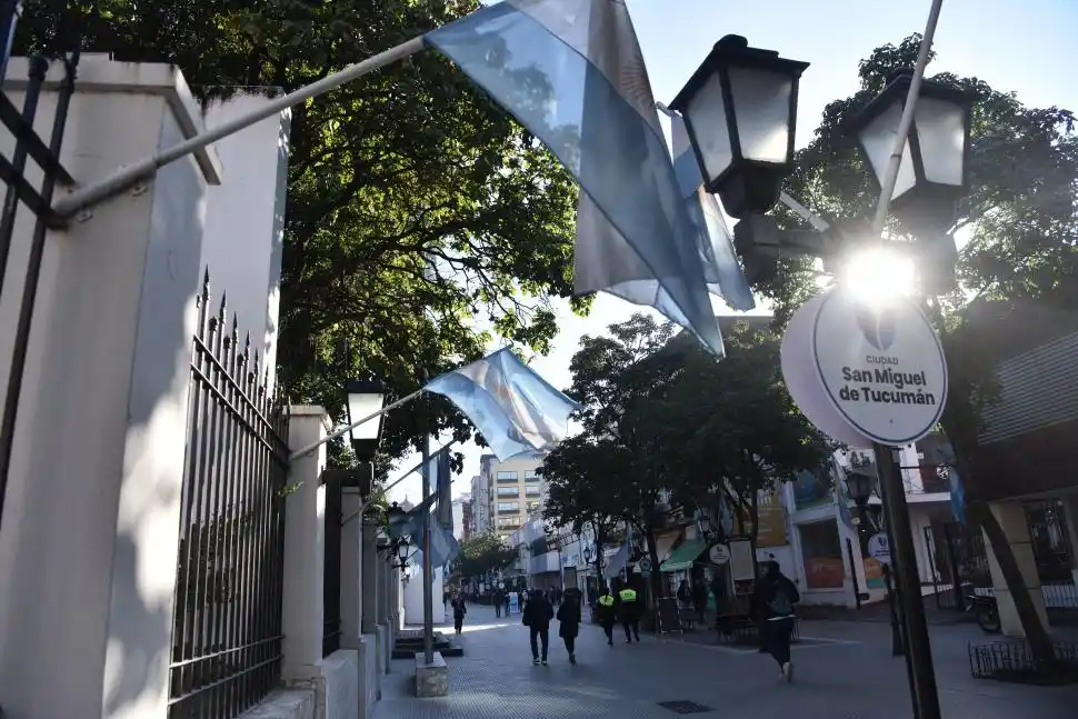 MEMORIA AL VIENTO. El celeste y blanco se hace visible en toda la zona donde está la Casa Histórica. Cada bandera nos conecta con la historia que todavía construimos.