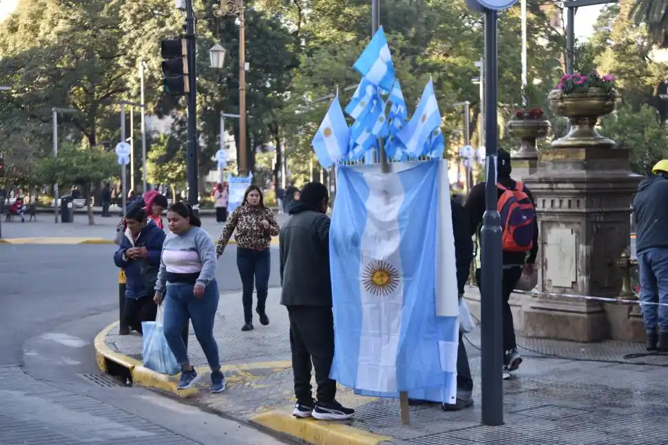 PRESENCIA. Las banderas recuerdan la creación de la enseña patria en 1812. Símbolo de unidad y memoria.