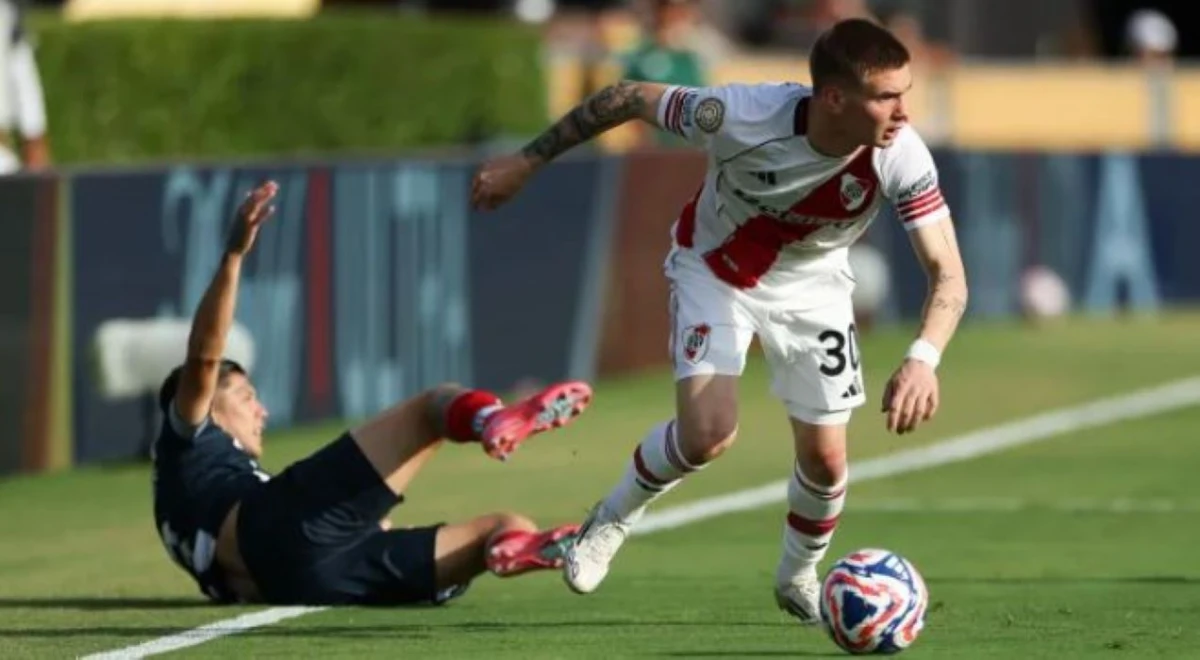 POR TODAS PARTES. Mastantuono no sólo ataca, también recupera pelotas.