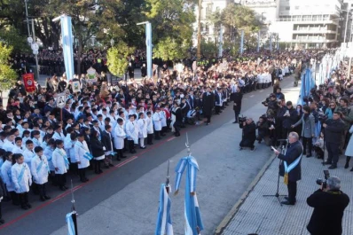 Día de la Bandera: compromiso patrio en la plaza Independencia