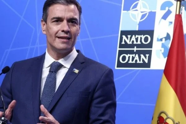 Almodóvar, Ana Belén y Serrat lideran un manifiesto de apoyo al Gobierno de Pedro Sánchez