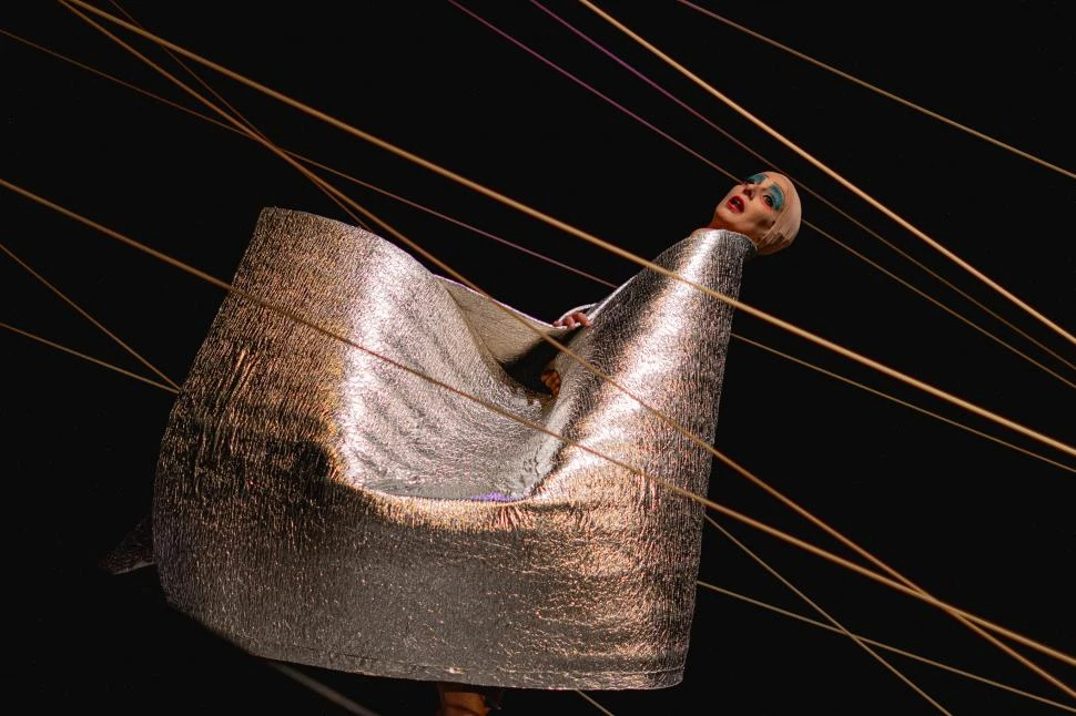 OBJETOS COTIDIANOS RESIGNIFICADOS. Mariana Cabrol protagonizará “Mama mía” en la sala La Sodería.