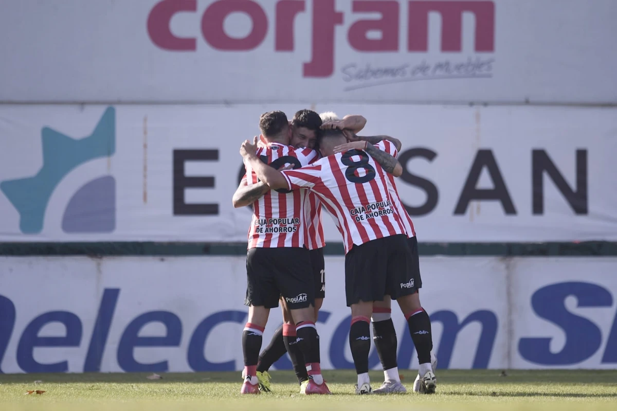 FESTEJO. Los futbolistas celebran el tanto de Juan Cruz Esquivel.