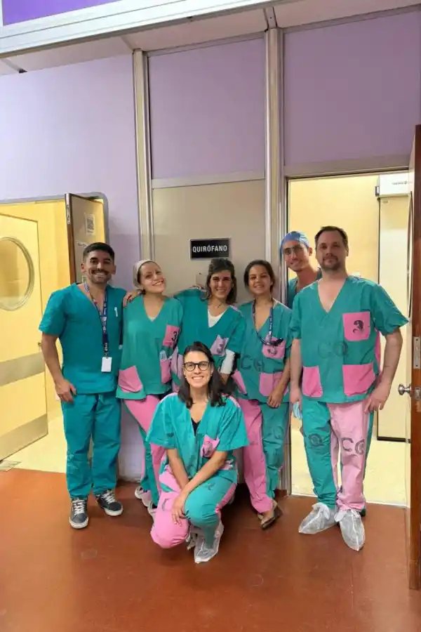 PARTE DEL EQUIPO. El médico tucumano es el primero de la izquierda.