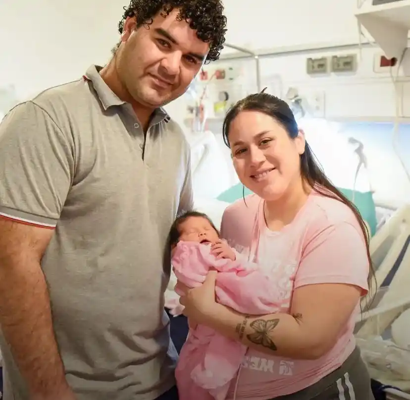 UN PRESENTE FELIZ. Samira en brazos de su madre, Luana Campos.