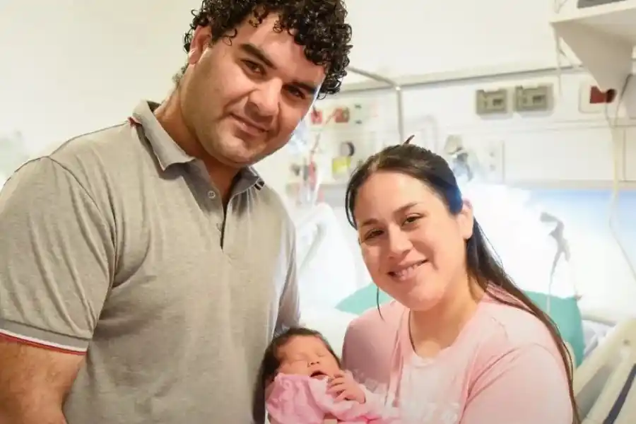 UN PRESENTE FELIZ. Samira en brazos de su madre, Luana Campos.