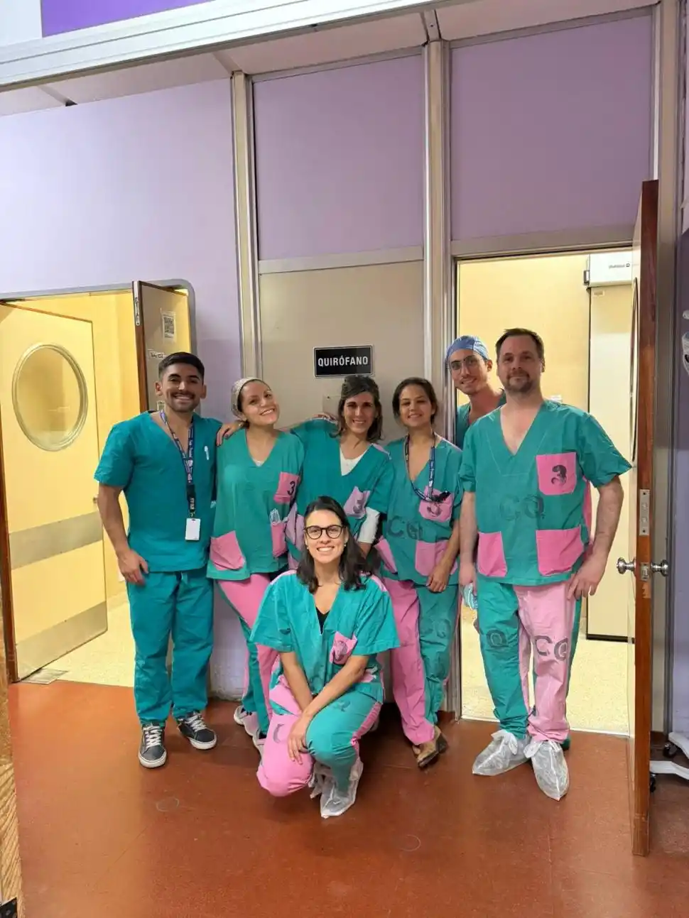 PARTE DEL EQUIPO. El médico tucumano es el primero de la izquierda.