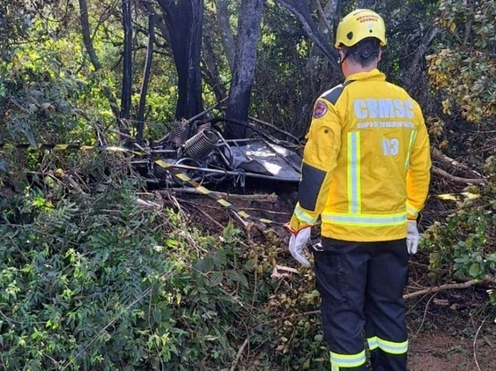 LUEGO DEL FUEGO EN EL AIRE. Un miembro de los servicios de auxilio observa los restos de la nave. afp