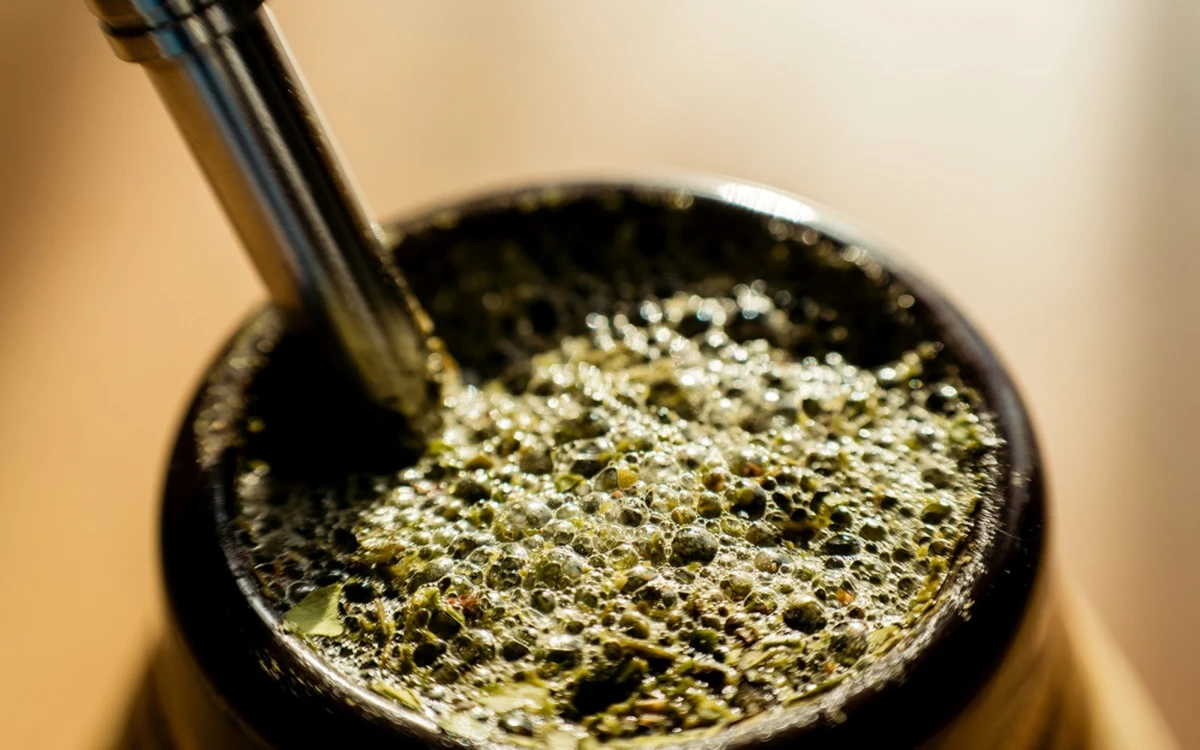 ¿Cómo preparar mate con alcohol?: el truco con cerveza de un estadounidense que se hizo viral