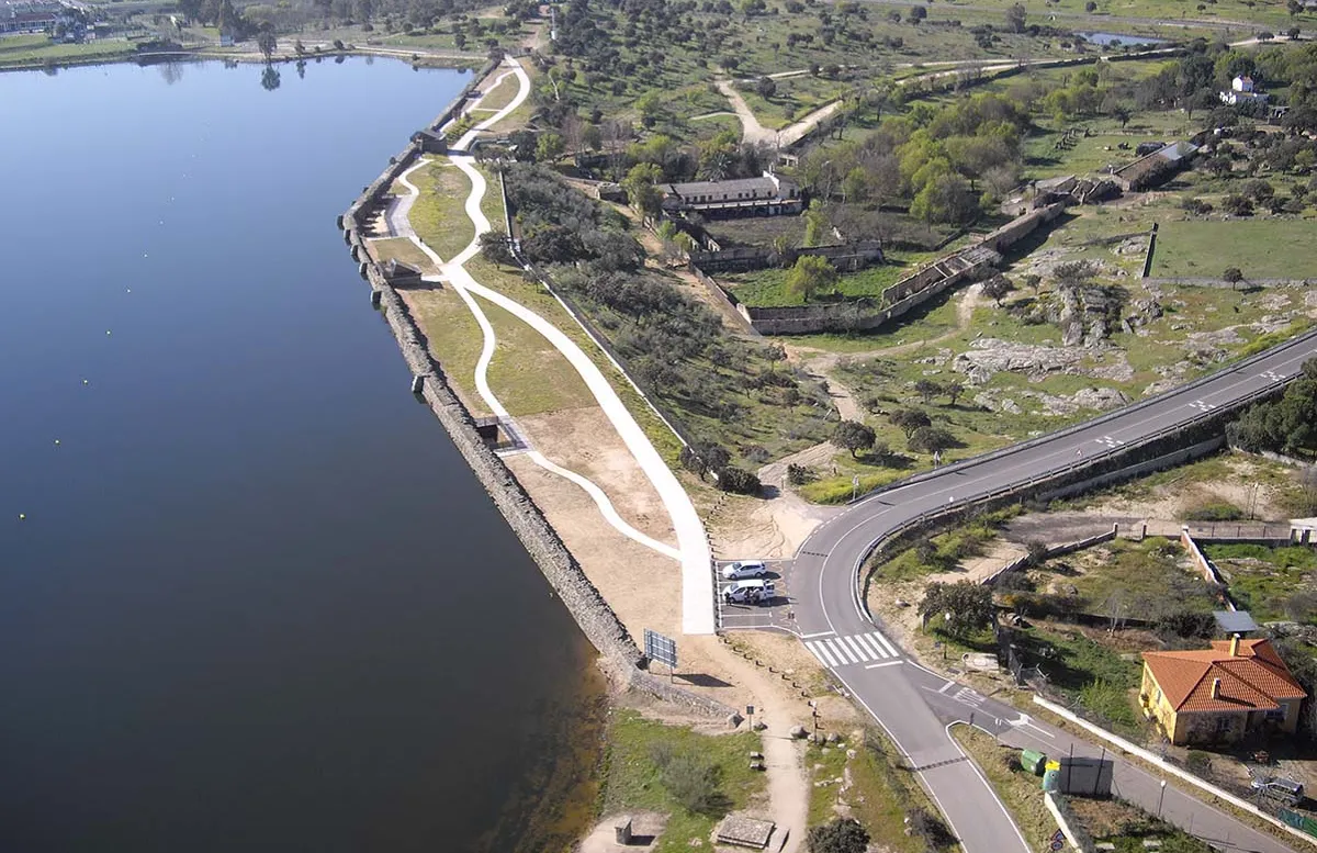 Fundada en el año 25 a.C. como Augusta Emerita, la capital extremeña conserva uno de los conjuntos arqueológicos romanos más espectaculares de España y Europa, reconocido por la UNESCO como Patrimonio de la Humanidad.