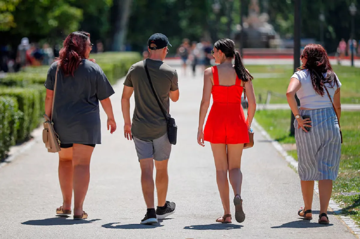 Varios jóvenes pasean por un parque de Madrid. (Emilio Naranjo/EFE)