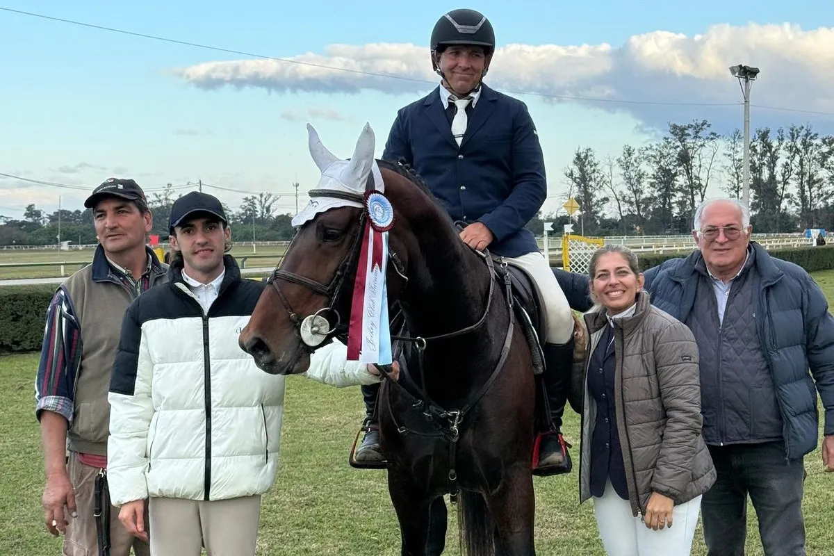 PURA FELICIDAD. Ricardo Piola recibió la cucarda y lo celebró con allegados a La Foresta.