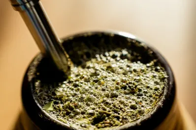 ¿Cómo preparar mate con alcohol?: el truco con cerveza de un estadounidense que se hizo viral