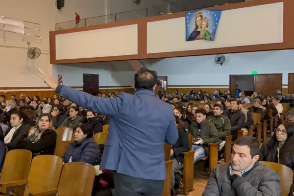 Dieron una charla sobre la hiperconexión y la conducta virtual de los adolescentes