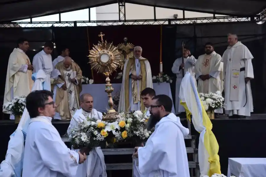 ARZOBISPO. Carlos Sánchez encabezó la misa y la solemne procesión.