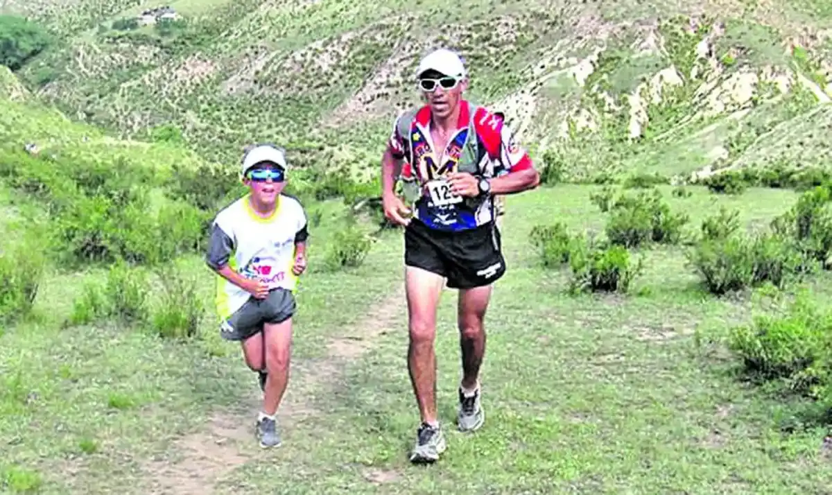 RECUERDO JUNTO A SU PADRE. Agustín corrió en más de su ocasión carreras de aventura con su papá Luis.