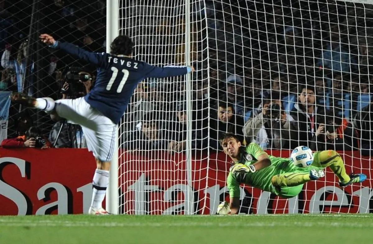CON LO JUSTO. En 2011, los pies del uruguayo desviaron el penal de Tevez.