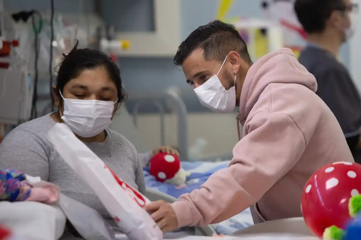 ENCUENTRO. Juan Cuevas habló con los padres de los niños internados y le dio regalos a los más pequeños.