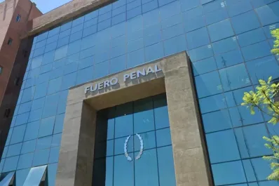 Detienen a un hombre que agarró de los pelos a una mujer para robarle el celular