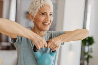 Cómo ganar masa muscular en los brazos sin pesas después de los 50