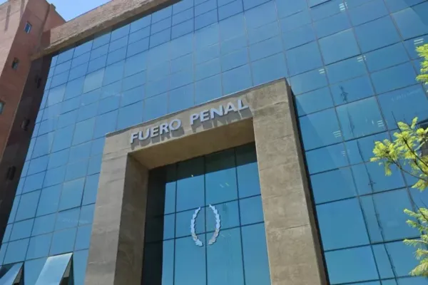 Detienen a un hombre que agarró de los pelos a una mujer para robarle el celular