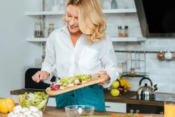 Comer bien después de los 50: los tres alimentos clave para mantener la masa muscular
