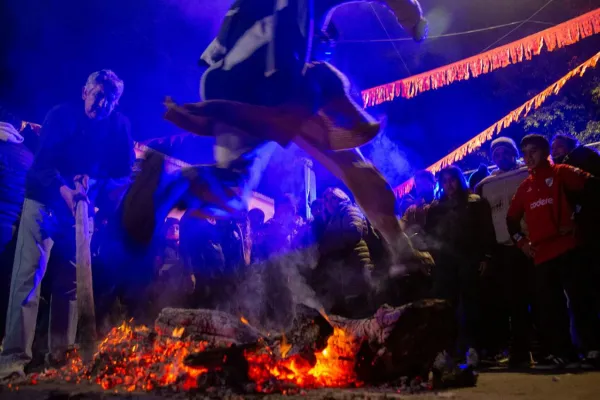 La noche mágica de San Juan: caminata sobre brasas, purificación y la quema del muñeco