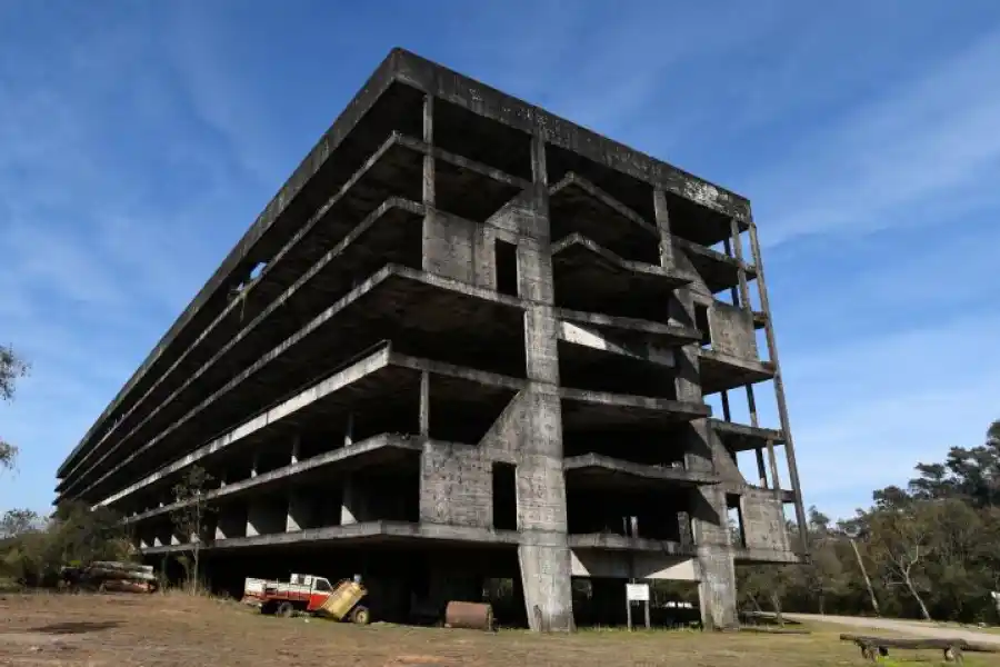 EL EDIFICIO DE SAN JAVIER. Vestigio de la ciudad universitaria que proyectó a fines de los 40 la UNT.