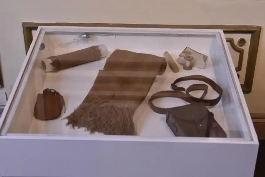 A LOMO DE MULA. Con estos enseres recorría Carrizo campos y cerros.