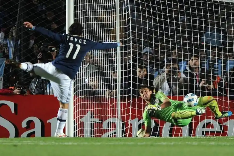 CON LO JUSTO. En 2011, los pies del uruguayo desviaron el penal de Tevez.