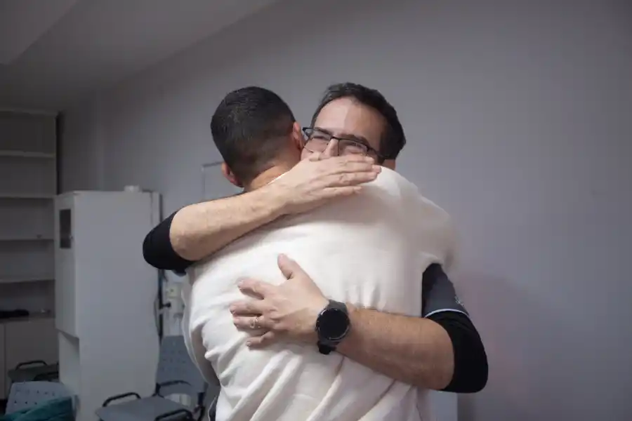 GRAN EMOCIÓN. Sand abraza al doctor Pablo Rotger, tras la entrega de una cinta y una emotiva carta.